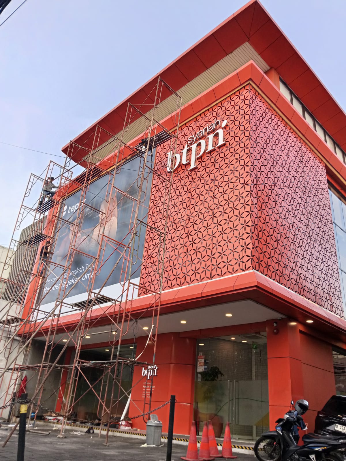 Pemasangan konstruksi ACP Bank BTPN