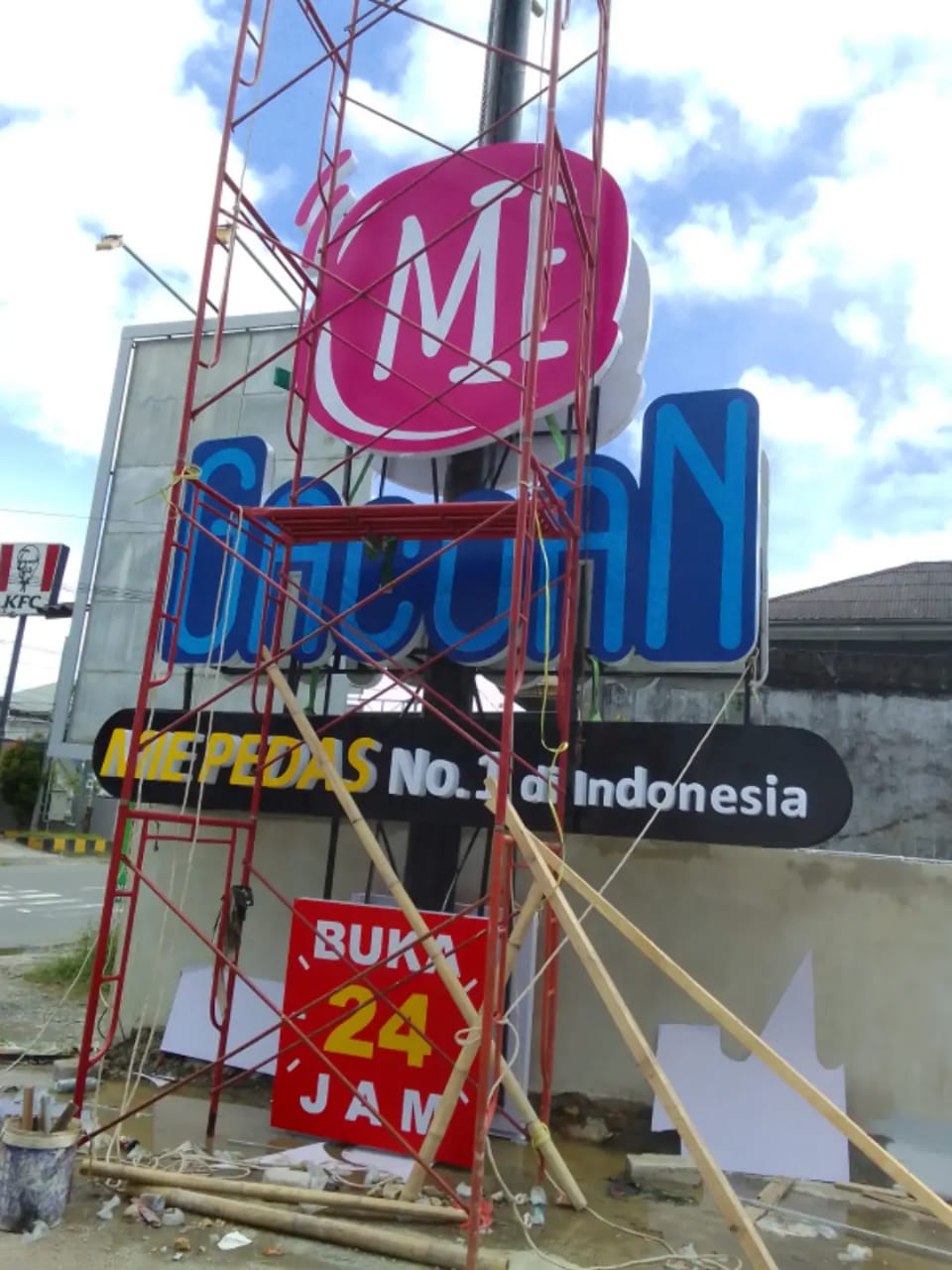 Pemasangan Letter Sign - Neonbox Me Gacoan