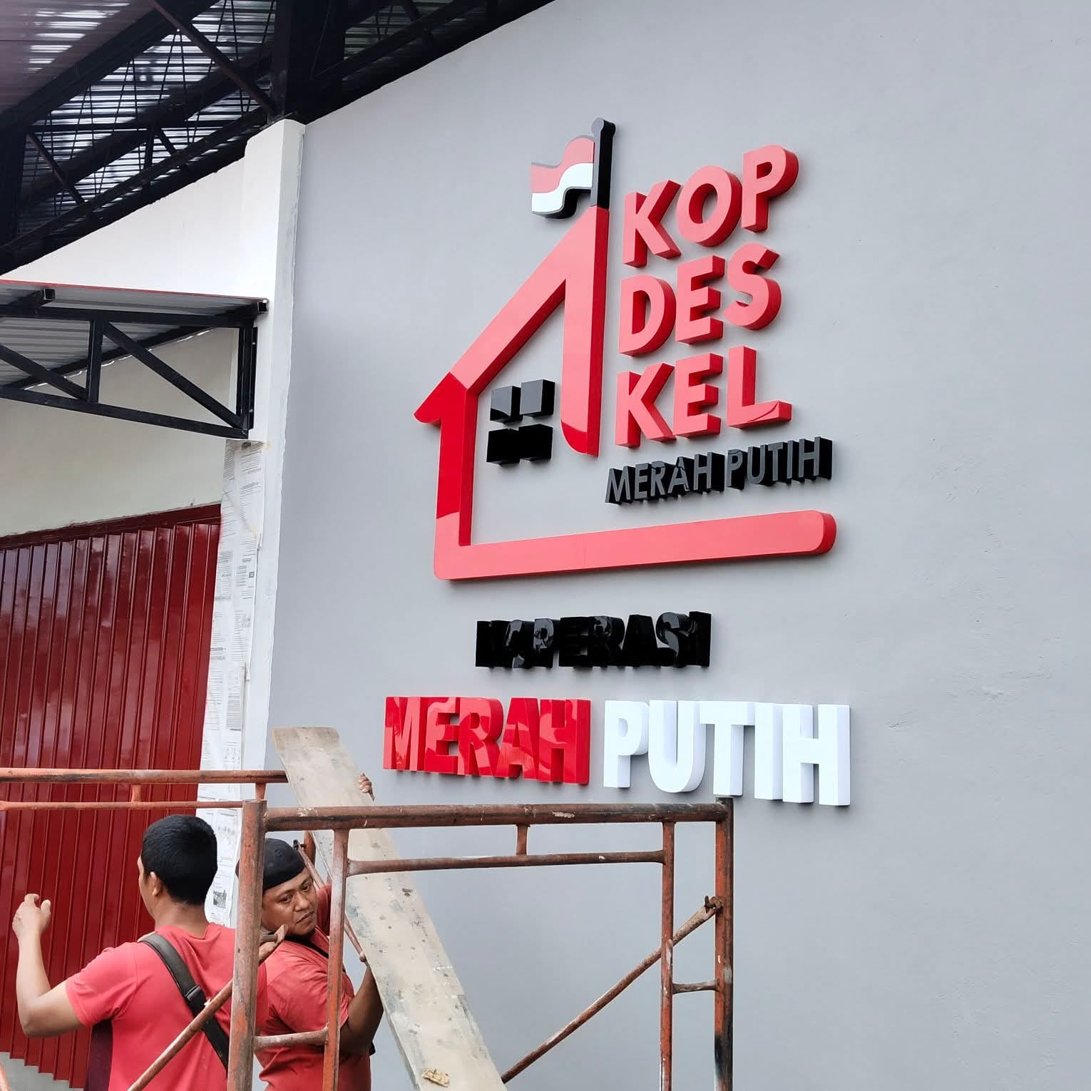 Pemasangan Huruf Timbul Koperasi Desa