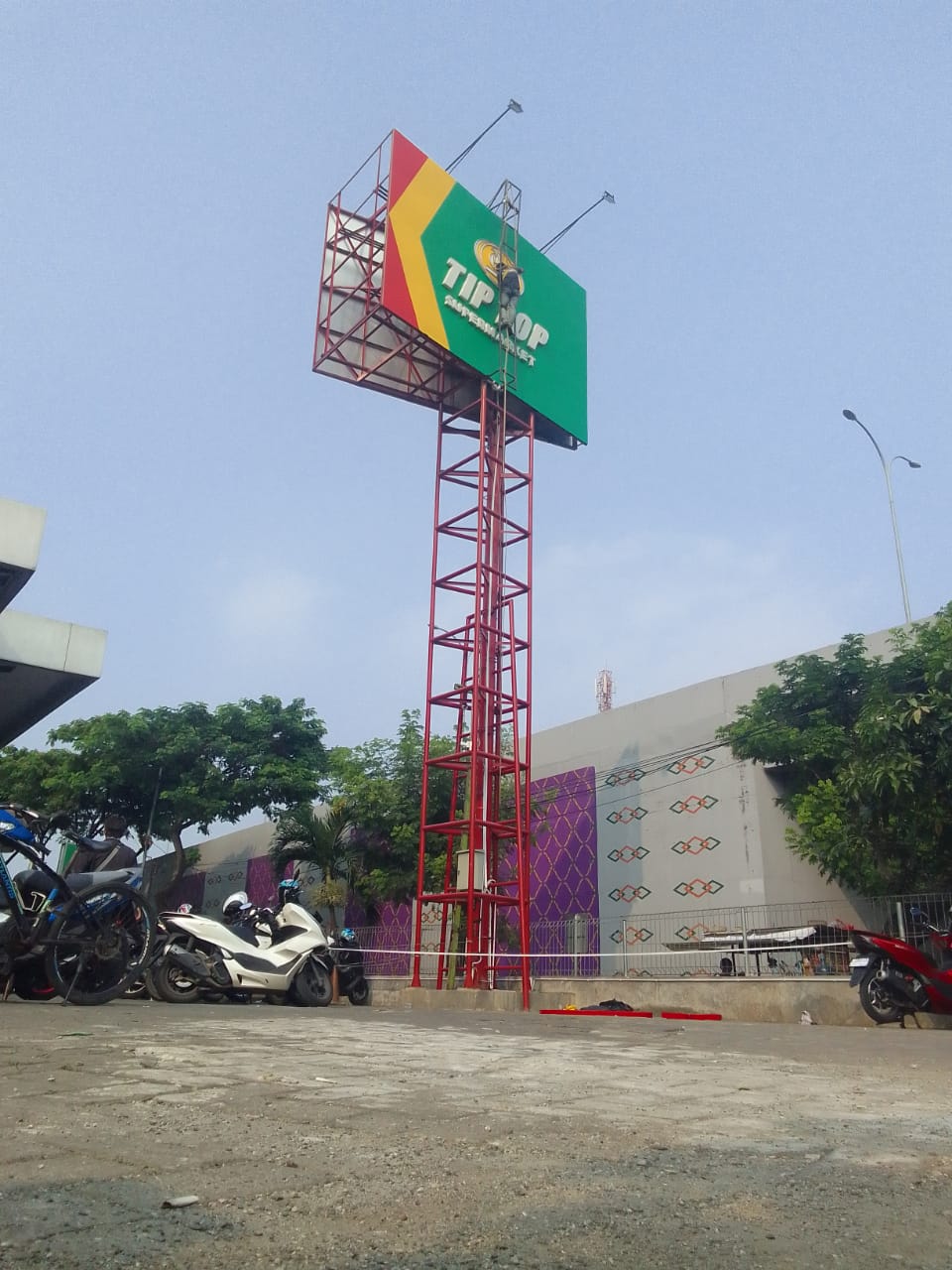 Billboard Tip-Top & Kontruksi Tiang Besi Pipa 10inc